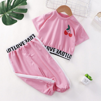 Camiseta y pantalones con estampado de letras y estampado de cerezas para niña pequeña
