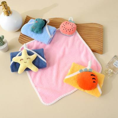 Une jolie serviette pour enfants peut être accrochée avec une petite serviette avec des ornements suspendus