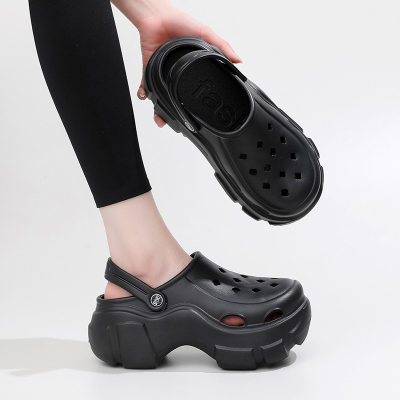 Internet-Promi-Stil High Heel Loch Schuhe Frauen Sommer modische dicke Sohle weiches Licht kein Gefühl Sandalen