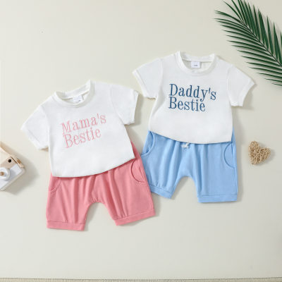 AliExpress meistverkauftes Set mit bedruckten Kurzarmoberteilen mit Buchstabenstickerei und einfarbigen Shorts für Säuglinge und Kleinkinder, erhältlich in zwei Farben