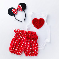 بدلة للأطفال الرضع تتميز بتصميم كرتوني لطيف بقلب أحمر على هودي بيضاء بلا أكمام، مع بنطلون قصير بنقاط، مناسبة للمناسبات والأعياد .  أحمر