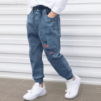 Calça jeans reta impressa em letra de cor sólida menino criança