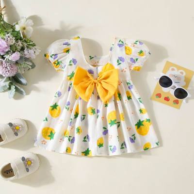 Neues Sommer-Prinzessinnenkleid für Mädchen mit Schleife auf dem Rücken und Puffärmeln. Babykleid für Mädchen mit Erdbeer-Print
