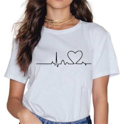 Camiseta feminina com estampa de coração