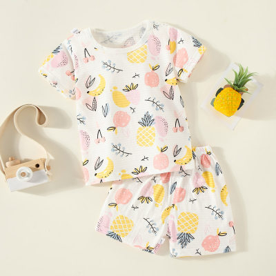 Pijama con top y shorts de frutas para niña pequeña