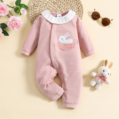 Mameluco de pierna larga de manga larga con botones de retazos de solapa con patrón de conejo de algodón puro para niña bebé