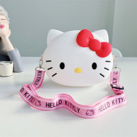 حقيبة للعملات مزينة بشخصية كيتي الشهيرة "Hello Kitty"، تتميز بتصميم كرتوني لطيف يحمل صورة القطة "KT Cat" أو "Hello Kitty".  أبيض