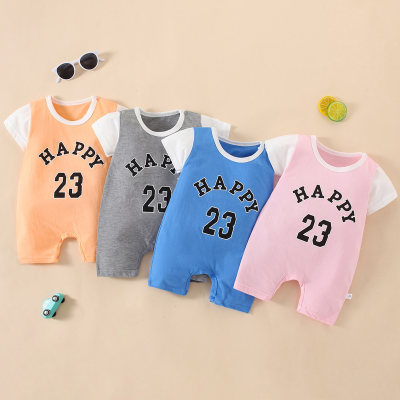 Mameluco tipo bóxer de manga corta con patrón de letras "HAPPY 23" con bloque de color para bebé