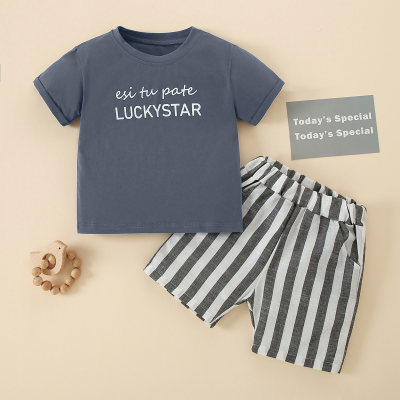 Camiseta de manga corta con estampado de letras para niño pequeño y pantalones cortos con estampado de rayas