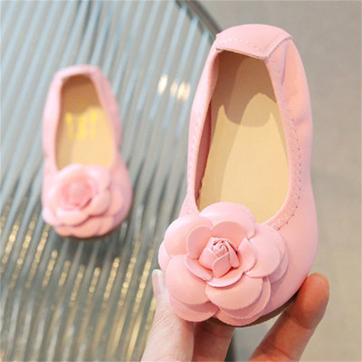 Zapatos infantiles sin cordones con flores.