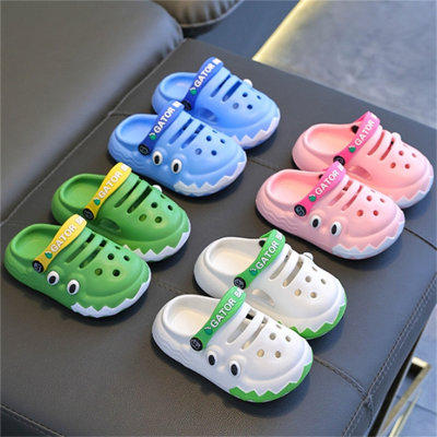 Sandálias e chinelos ocos infantis com padrão de crocodilo