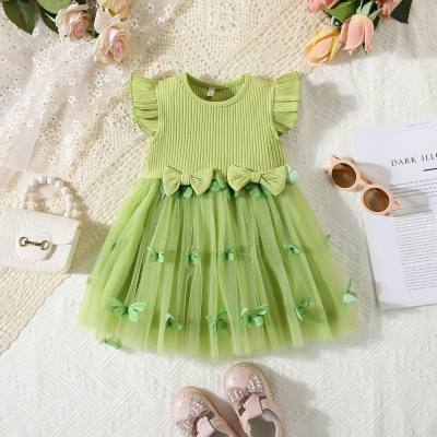 Sommerliches Baby-Mädchenkleid mit zwei Schleifen an der Taille und kleinen fliegenden Ärmeln. Geripptes Schmetterlingsnetz-Prinzessinnenkleid für Mädchen