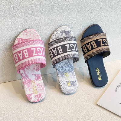 Flat letter slippers for little girls with soft soles for outer wear, fashionable and casual slippers