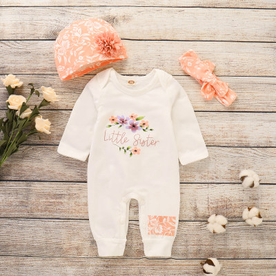 Macacão impresso floral de 3 peças com bandana e chapéu para bebê