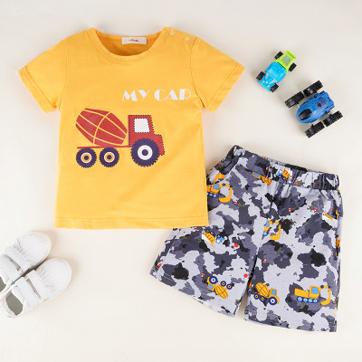 Camiseta con estampado de camión y pantalones cortos con estampado de camuflaje para niño pequeño