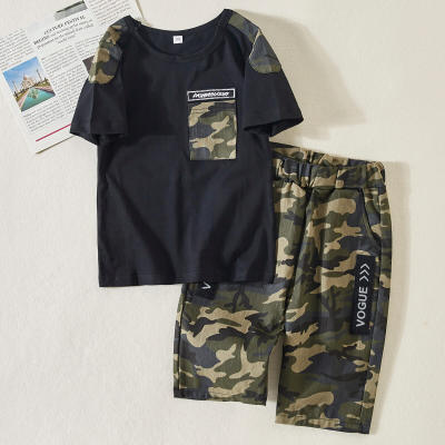 Top y pantalones de traje de verano con patrón de camuflaje para niño 2 piezas