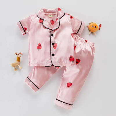 Pantalones y top de pijama con solapa y estampado de fresas para niña pequeña