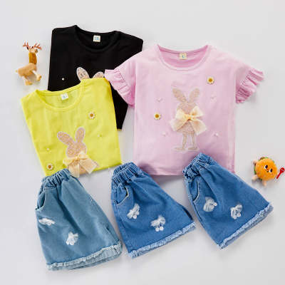 T-shirt e pantaloncini di jeans da bambina con coniglietta