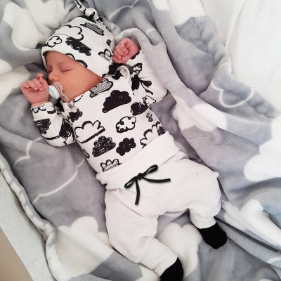 Felpa, pantaloni e cappello con stampa di nuvole in 3 pezzi per neonato