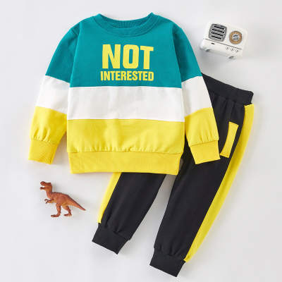 Jersey y pantalones de 2 piezas en contraste de color para niño pequeño
