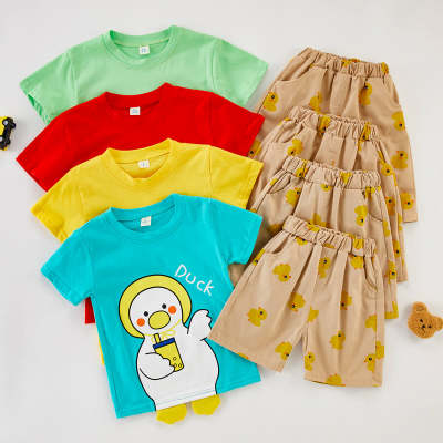 Camiseta con estampado de pato y pantalones cortos con estampado de pato para niño pequeño