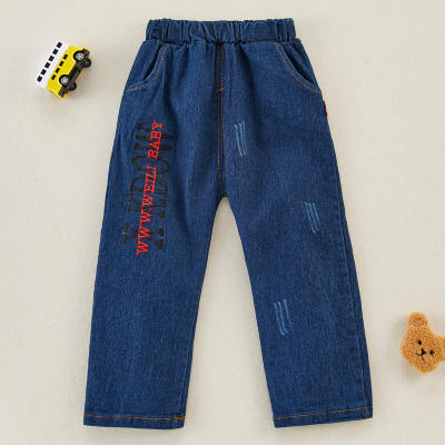Jeans con estampado de letras para niño pequeño
