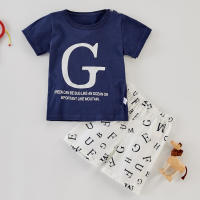 Camiseta con letras G y pantalones cortos con estampado de letras para niño pequeño  Azul
