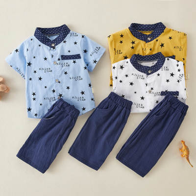 Camisa de manga corta y pantalones cortos con estampado de estrellas para niño pequeño