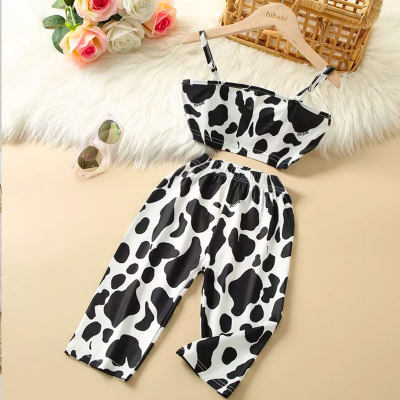 Conjunto de chaleco y pantalones cortos con estampado de vaca para niñas
