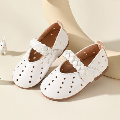Zapatos de cuero con patrón hueco para niña pequeña