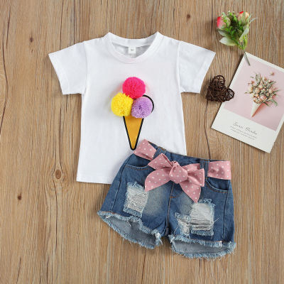 Camiseta con estampado de helado y pantalones cortos de mezclilla para niña pequeña
