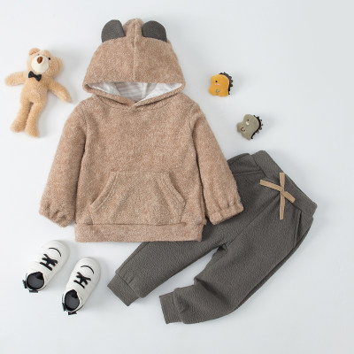 Sudadera con capucha y pantalones de color liso con decoración de oso para niños pequeños