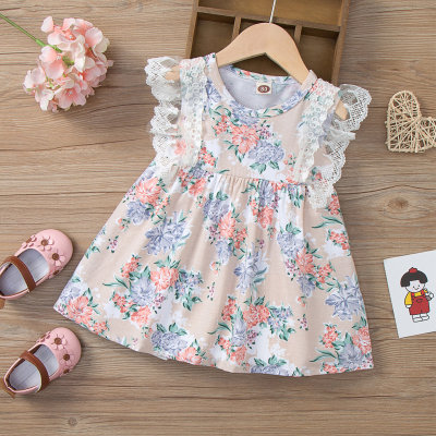 فستان طفلة مزين بالدانتيل بنمط زهور