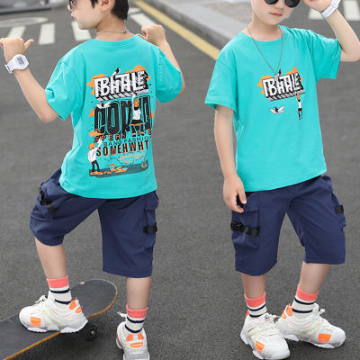 T-shirt da ragazzo con graffiti e pantaloncini al ginocchio