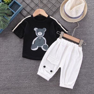 Camiseta con estampado de oso de dibujos animados para niño pequeño y pantalones cortos con bolsillo con solapa