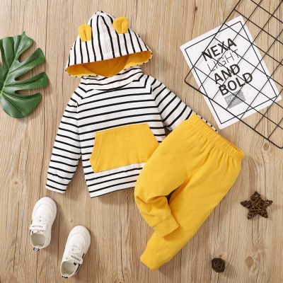 Sudadera con capucha y pantalones color block con estampado de rayas para bebé