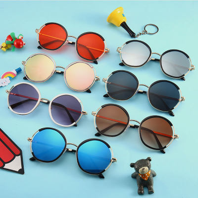 نظارات شمسية ملونة للأطفال
