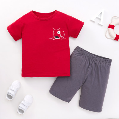 Camiseta roja con estampado de cachorro de niño y pantalones cortos de color liso