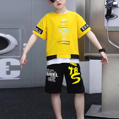 Camiseta y pantalones cortos con estampado de letras para niño