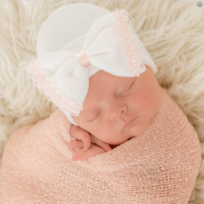 Cappello da neonato in pizzo con fiocco