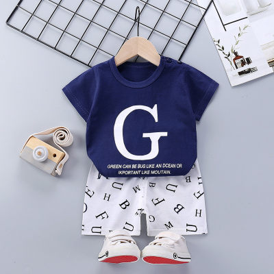 Camiseta con letras G y pantalones cortos con estampado de letras para niño pequeño