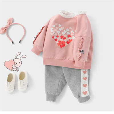 Sudadera con capucha y pantalones con decoración de encaje con patrón en forma de corazón para niña pequeña