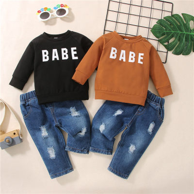 Sudadera y jeans casuales con estampado de letras para niño pequeño
