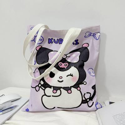 حقيبة كتف قماشية لشخصية Sanrio Kuromi، مزيّنة بشعار عائلة KT الكرتونية، مناسبة للطلاب، تستوعب الوثائق بحجم A4، وتتميّز بتصميم جذاب ولطيف.
