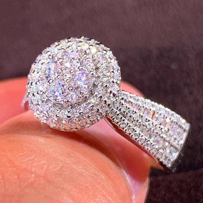 Tendencia europea y americana Exquisito anillo de diamantes Simulación Anillo de cobre con diamantes súper brillantes Micro conjunto popular para mujeres Joyería de mano con diamantes completos