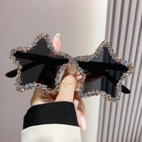 Europäische und amerikanische neue fünfzackige Sterndiamant-rahmenlose Sonnenbrille für Frauen Modepersönlichkeit Foto Sonnenbrille übertrieben Tanz  Schwarz