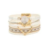 Bracciale bohémien in pelle multistrato di vendita caldo, braccialetto intrecciato a mano, braccialetto a cuore grande in oro per donna  bianca