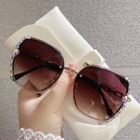 Nouvelles lunettes de soleil pour femmes à grande monture personnalité de la mode lunettes à bords coupés sans cadre style coréen tempérament lunettes de soleil en diamant tendance  café