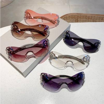 Neue personalisierte, modische, rahmenlose, einteilige Sonnenbrille mit Schlangenbeinen und einem Sinn für Technologie. Lustige Y2K-Sonnenbrille
