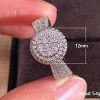 Tendencia europea y americana Exquisito anillo de diamantes Simulación Anillo de cobre con diamantes súper brillantes Micro conjunto popular para mujeres Joyería de mano con diamantes completos  Plata